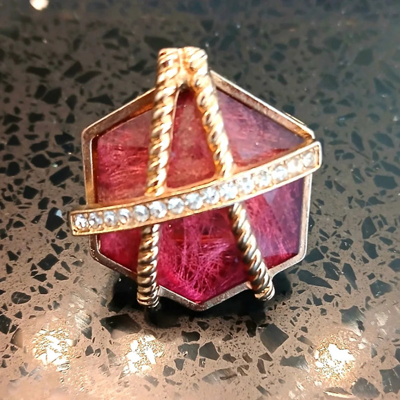 💚5/$25 Ellen Tracy Stretchy Large Red Gold Statement Cocktail Ring - Picture 1 of 3